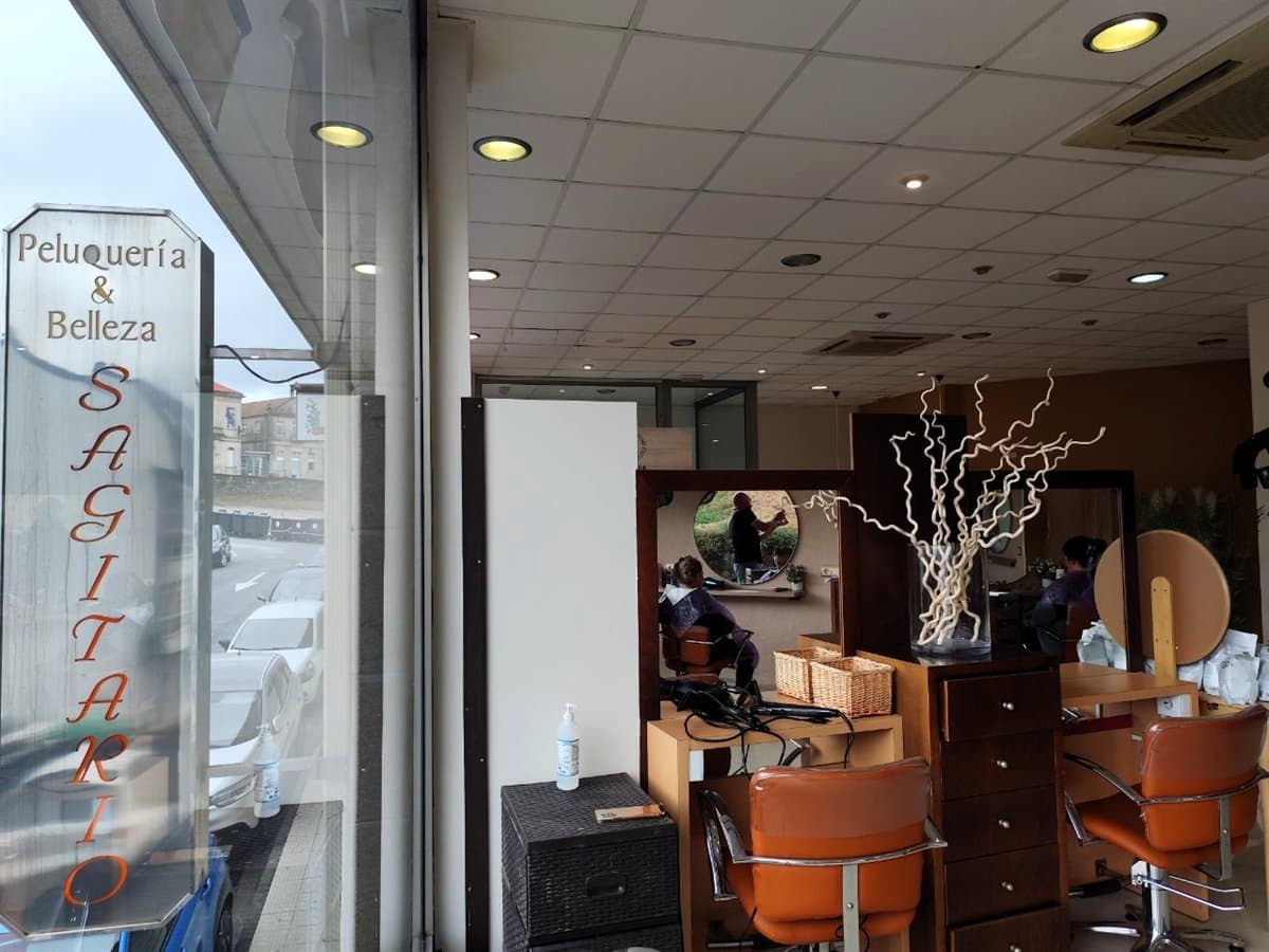 Escaparate de la Peluquería Sagitario en Ponte Caldelas